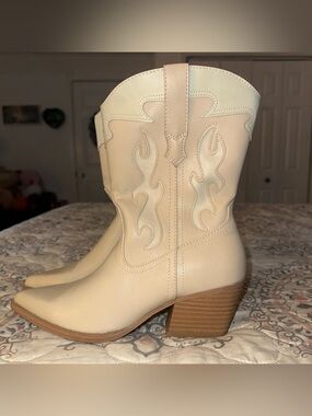 Universal Thread Cream Western Ankle Boots